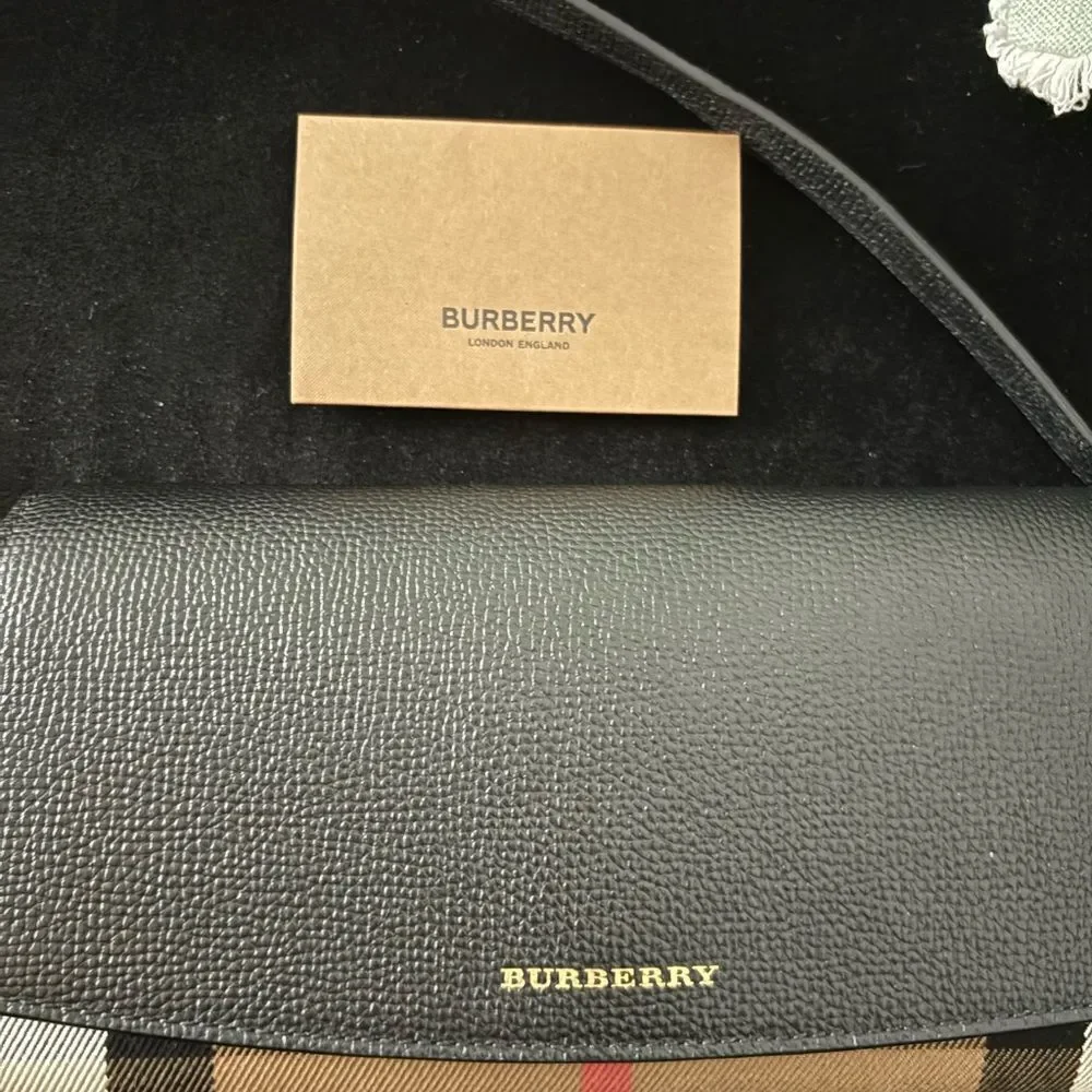 Brand new / tags Burberry Henley Wallet on Chain Leather with House Check Canvas